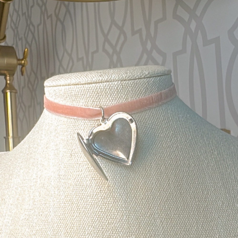 Large vintage love 🤍 locket on dusty pink vintage velvet ribbon - Picture 4 of 7